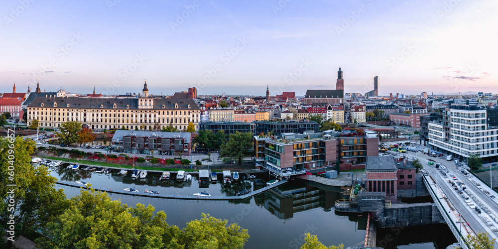 Marina we Wrocławiu i widok na stare miasto z lotu ptaka.
