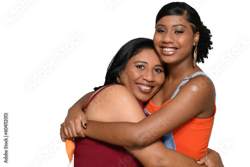 Foto vaccine, mother and daughter hug and smile happily without face mask after being