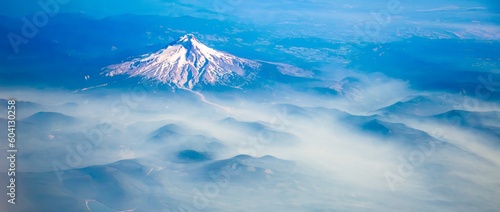 Φωτογραφία An aerial shot of Mt Hood with fog laying in the valleys surrounding the mountain, near Portland, Oregon