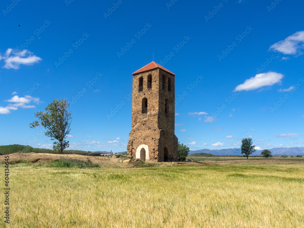 Torre de origen romano (siglo II), procedente de Fresno de la Valduerna. Villamontan de la Valduerna, León, España.
