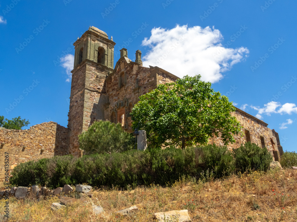 Convento de Nuestra Señora del Valle, actualmente en ruinas. San Román del Valle, Zamora, España