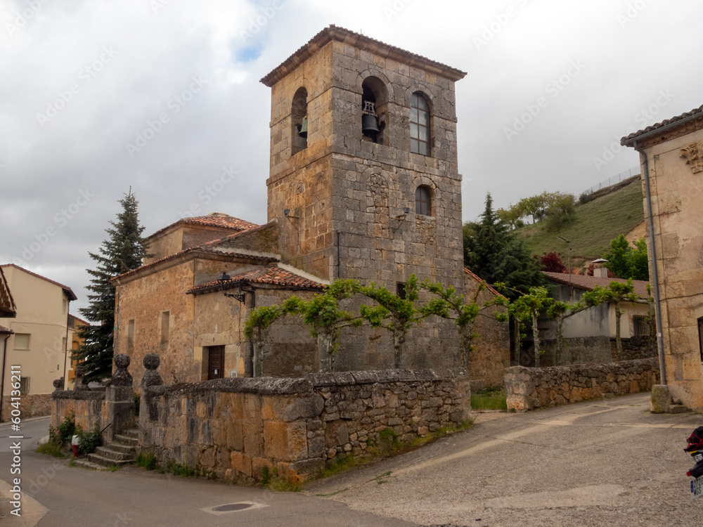 Iglesia parroquial de Peñalba de Castro. Está realizado con piedras de la vecina ciudad romana de Clunia. Burgos, Castilla y León, España.