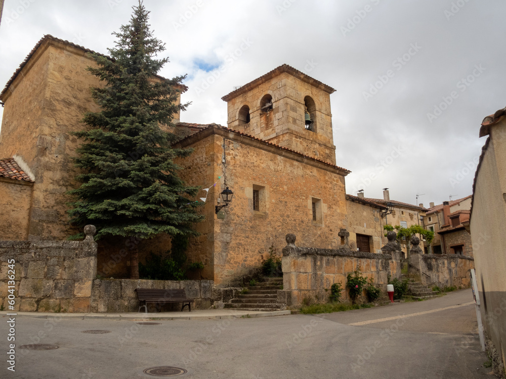 Iglesia parroquial de Peñalba de Castro. Está realizado con piedras de la vecina ciudad romana de Clunia. Burgos, Castilla y León, España.