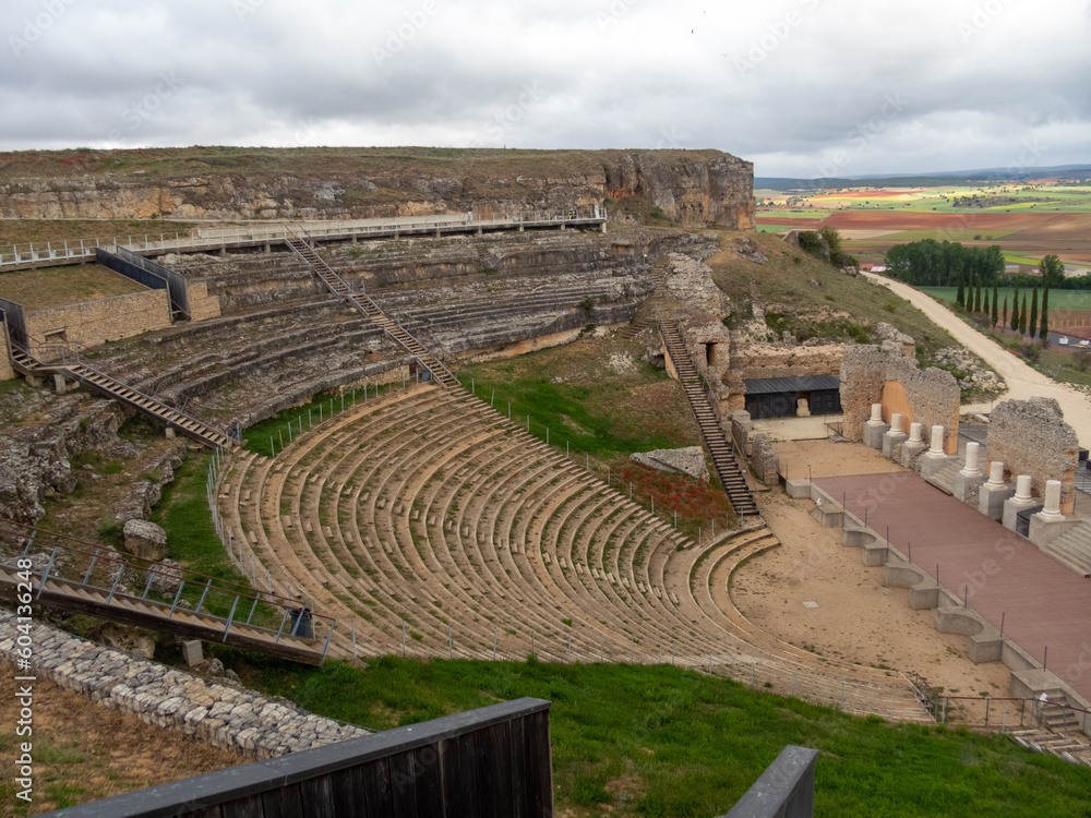 Teatro romano de Clunia Sulpicia (siglo I d. C.). Tenía una capacidad para unos 10.000 espectadores, lo que la convertía en una de las más grandes de Hispania. Burgos, Castilla y León, España.