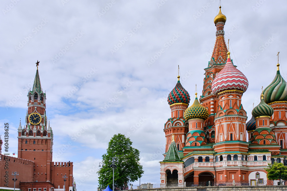 Fototapeta premium Basil's Cathedral and Spasskaya Tower.