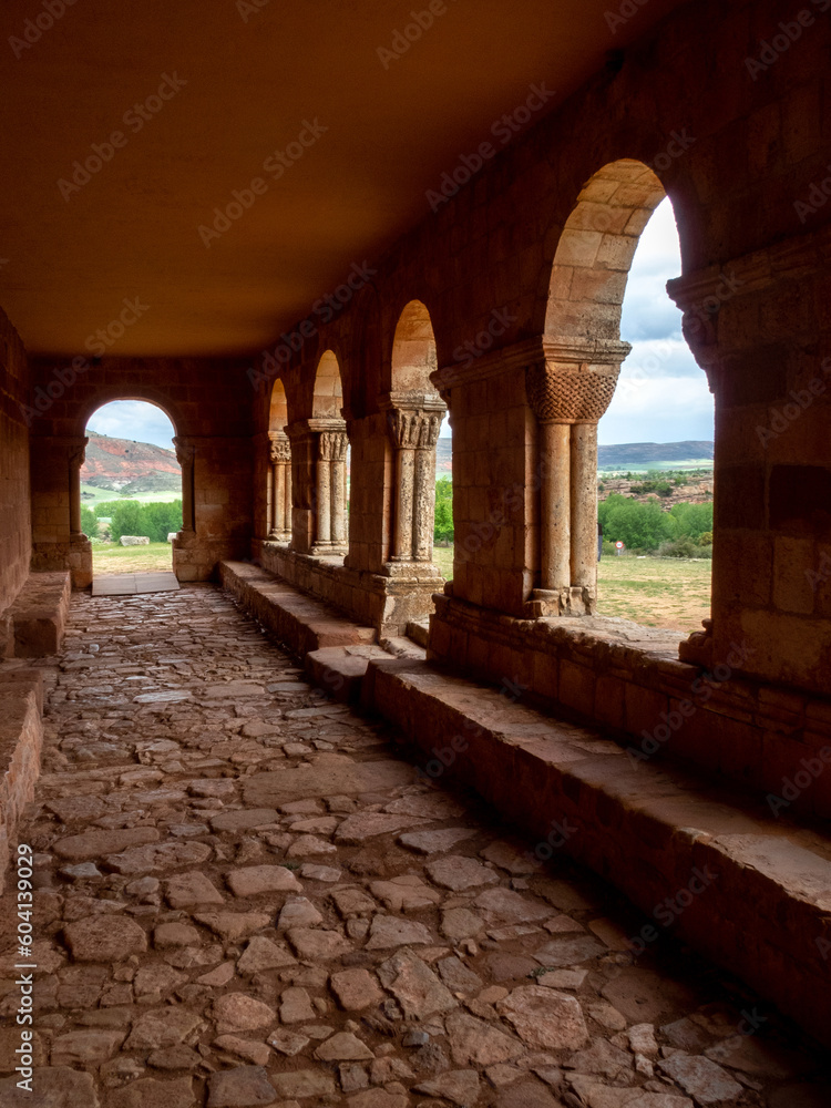 Interior de la galería porticada de la ermita románica de Santa María de Tiermes (siglo XII). Montejo de Tiermes, Soria, España