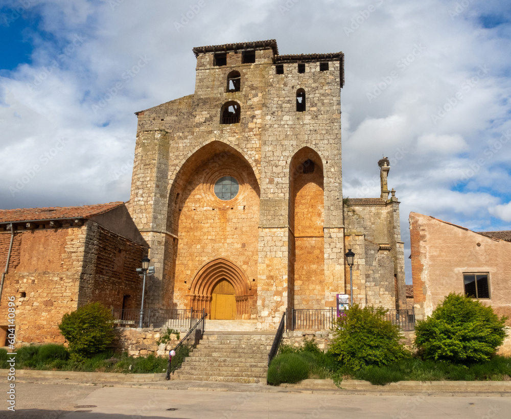 Portada occidental protogótica (siglo XIII) de la iglesia de San Miguel. Mahamud, Burgos, España.