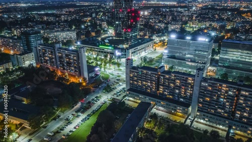 Wrocław nocny hyperlapse z drona ze skytower.