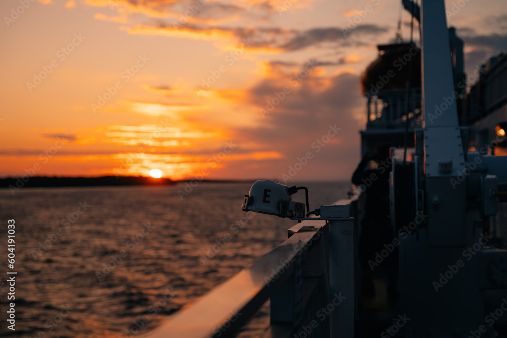 Obraz premium South Baymouth, On, Canada-July 2022 Chi-Cheemaun ferry arriving in South Baymouth from Tobermory