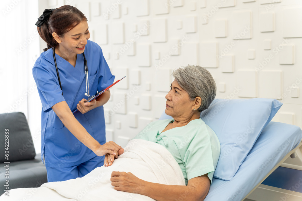 Obraz premium Medical personnel visit female patient lying in bed to inquire about symptoms