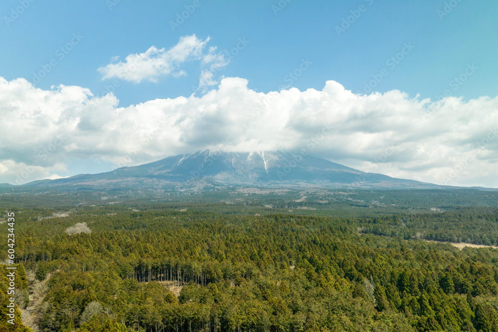 Fototapeta premium 雲がかかる富士山とその麓の青木ヶ原樹海
