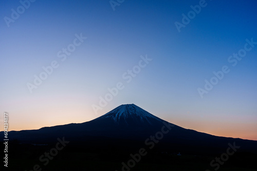 夜明け前の朝焼けの富士山 朝霧高原