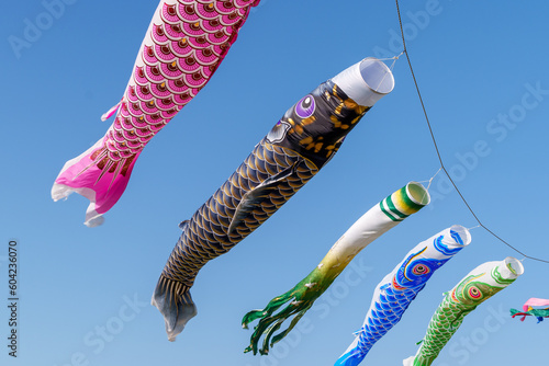 風に揺られて舞う鯉のぼり　こどもの日