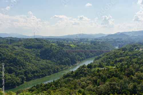 川の上に橋がかかる田舎ののどかな夏の風景