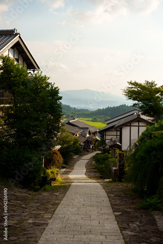 馬籠宿に残る古い街並みと中山道の街道　木曽路