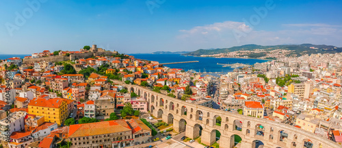 Foto Drone view of old town, castle and aqueduct in Kavala, Greece, Europe