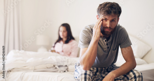Foto Angry couple, divorce and fight on bed in disagreement, conflict or toxic relationship at home