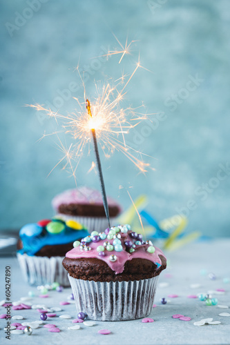 Schokoladen Muffin mit Wunderkerze für einen Geburtstag