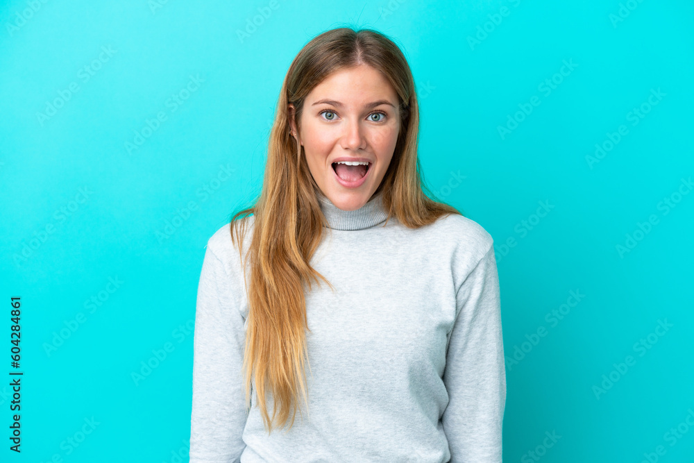 Obraz premium Young blonde woman isolated on blue background with surprise facial expression