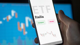 An investor analyzing an etf fund. ETF text in Spanish : Italy, buy, sell.