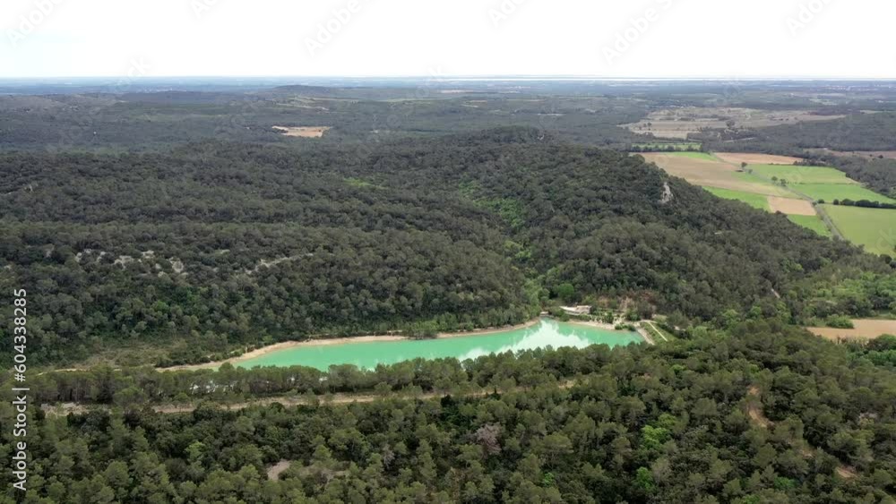 survol de saint Mathieu de Treviers près du pic saint-Loup dans l'Hérault, Occitanie, France survol de saint Mathieu de Treviers près du pic saint-Loup dans l'Hérault, Occitanie, France