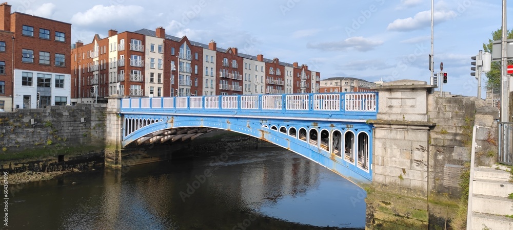 Fototapeta premium Blaue Brücke in Dublin