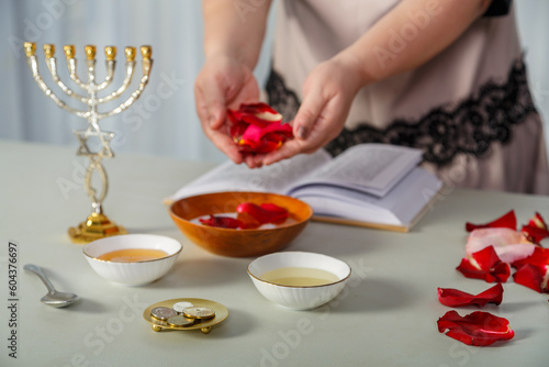 Fotografi A Jewish woman does the rites before the wedding with rose petals and reads a blessing on her husband's love