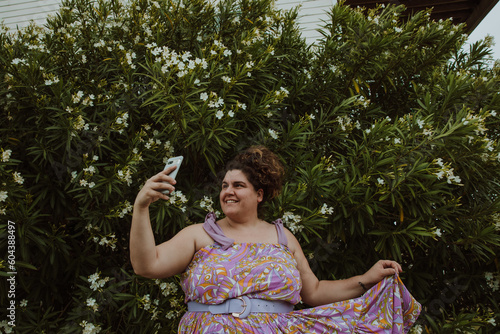 Foto plus size woman takes a selfie in a sundress