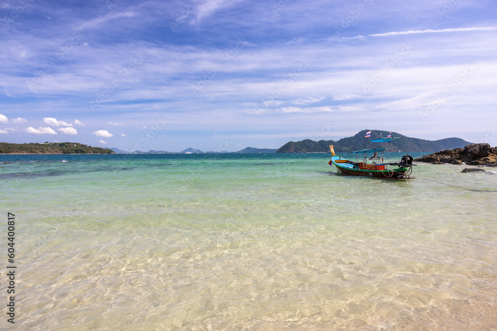 Fototapeta premium Ko Bon, a small island south of Phuket, not well known and not too busy. Azure sky and turquoise sea, a real little paradise.