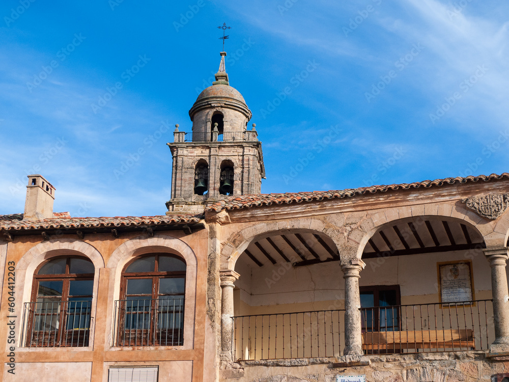 Vista de las casas y torre en la plaza mayor del casco antiguo de Medinaceli, Soria, Castilla y León, España.