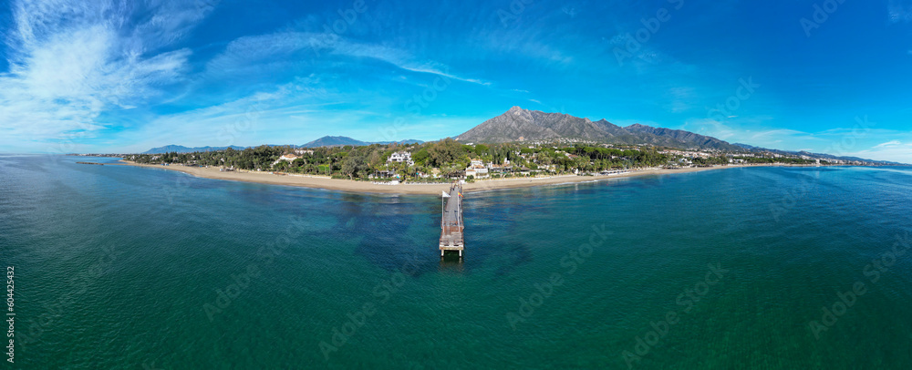 Obraz premium embarcadero en una playa de la ciudad de Marbella en la Costa del Sol, España