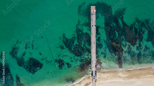 embarcadero en una playa de la ciudad de Marbella en la Costa del Sol, Andalucía