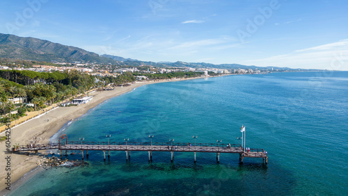 Konstfotografi embarcadero en una playa de la ciudad de Marbella en la Costa del Sol, Andalucía