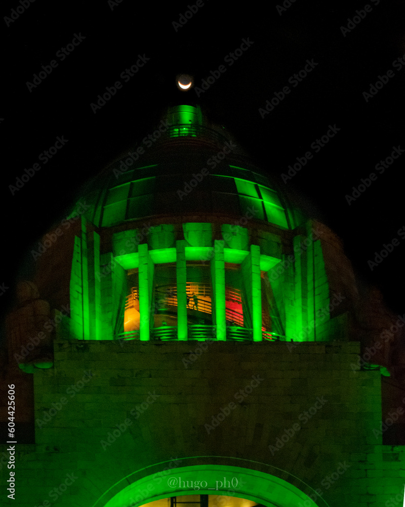 Monumento a la revolucion con luna Monumento a la revolucion con luna