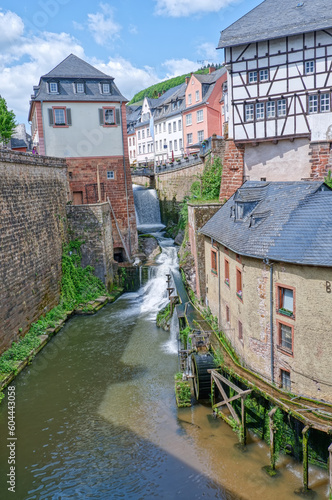 Fototapeta Naklejka Na Ścianę i Meble -  Leukbach-Wasserfall mit Mühle und Fachwerkhäusern in der Altstadt von Saarburg an der Saar