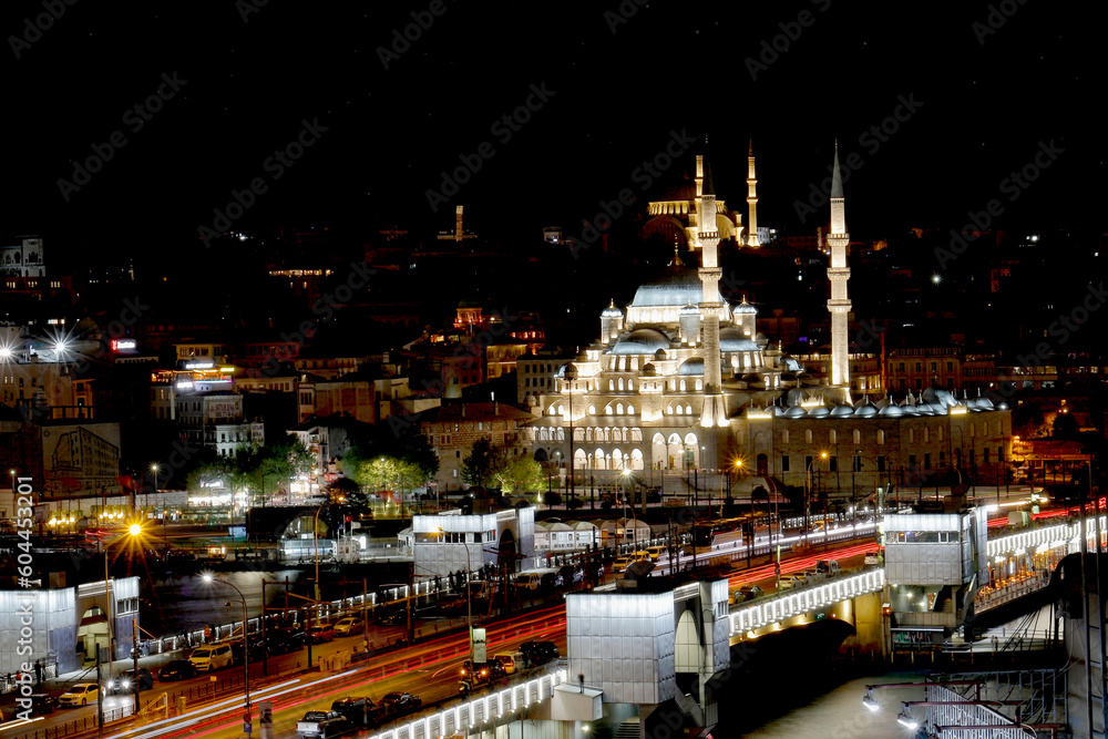 Istanbul Galata Brücke und Yeni Cami Moschee bei Nacht