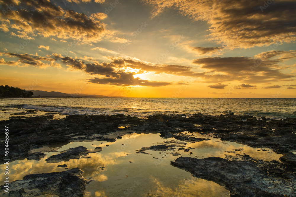 Obraz premium sunset over the sea