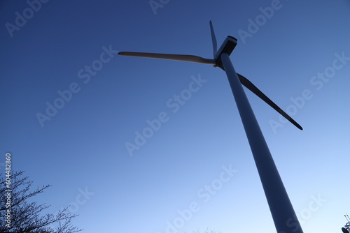 SDGs 自然エネルギー 『青空に映える風力発電機』地球の輝き 快晴の青空 © YuAiru