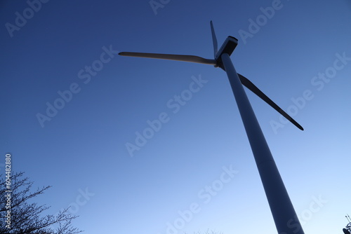 SDGs 自然エネルギー 『青空に映える風力発電機』地球の輝き 快晴の青空 © YuAiru