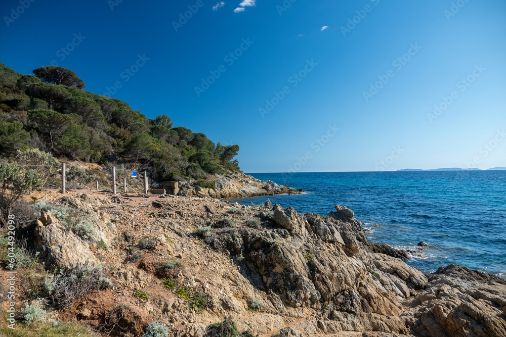 Calanque d'Aiguebonne, le sentier littoral entre la plage de Gigaro, la