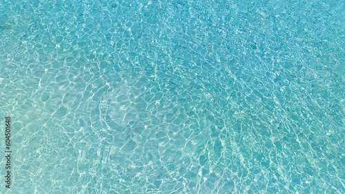 Canvastavla Aerial view of the Overhead view of crystal clear water on beach background