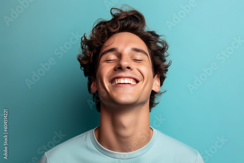 Ein Mann lacht herzlich KI © KNOPP VISION