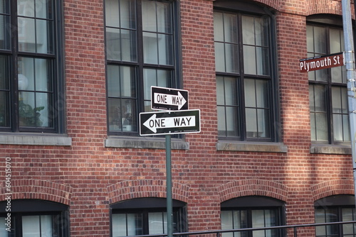 Panneau One Way et immeuble en brique à New York, USA
