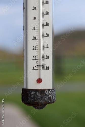 thermomètre ancien en fer dans un tube en verre.