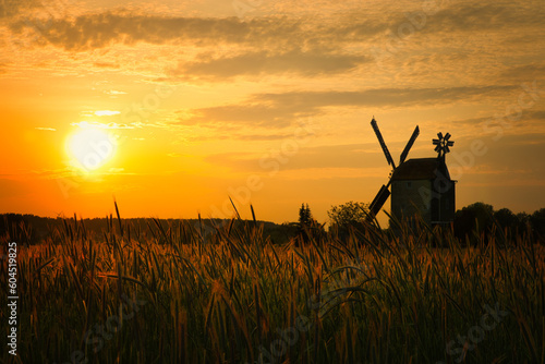 Windmühle - Sonnenuntergang - Abend - Feld - Windmill on Sunset - Colorful - Field - Clouds - Sky - Sunrise - Sundown - Sun - Corn - Grain - Brandenburg - Deutschland - Teltow - Fläming