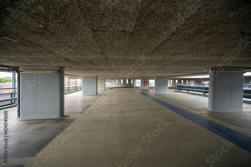 Futuristisches Parkhaus.