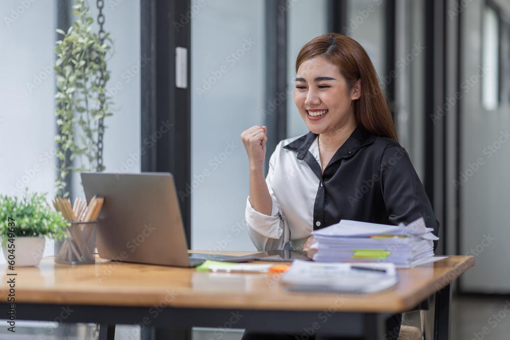 Young happy excited asian woman, professional entrepreneur work in office clothing, smiling and looking confident, workplace background
Young happy excited asian woman, professional entrepreneur work in office clothing, smiling and looking confident, workplace background