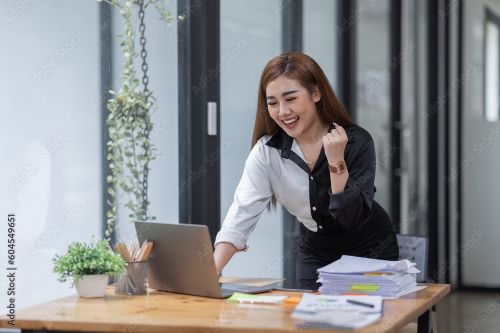 Young happy excited asian woman, professional entrepreneur work in office clothing, smiling and looking confident, workplace background
Young happy excited asian woman, professional entrepreneur work in office clothing, smiling and looking confident, workplace background
