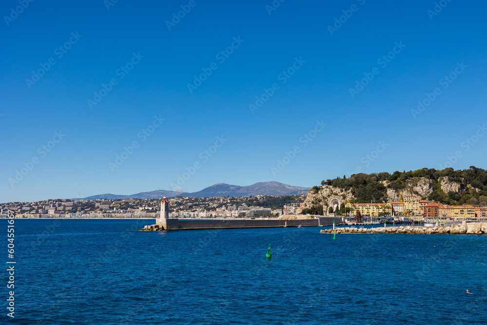 Phare de Nice marquant l'entrée du Port Lympia devant la Baie des Anges