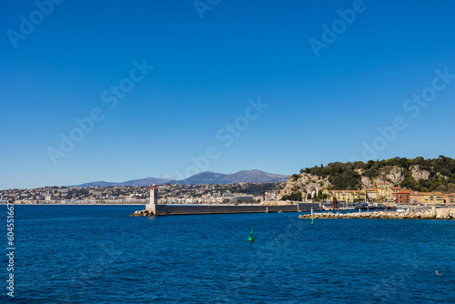 Phare de Nice marquant l'entrée du Port Lympia devant la Baie des Anges